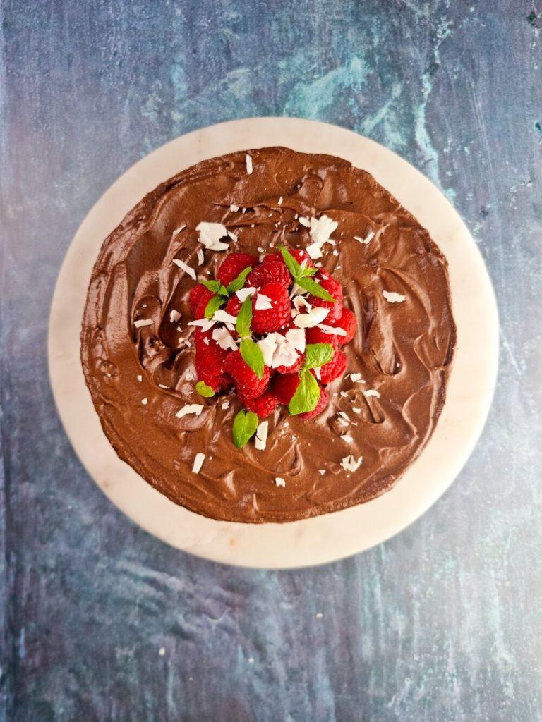 Dobbel browniekake – vegansk og glutenfri konfektkake – ferdig kake ovenfra liten