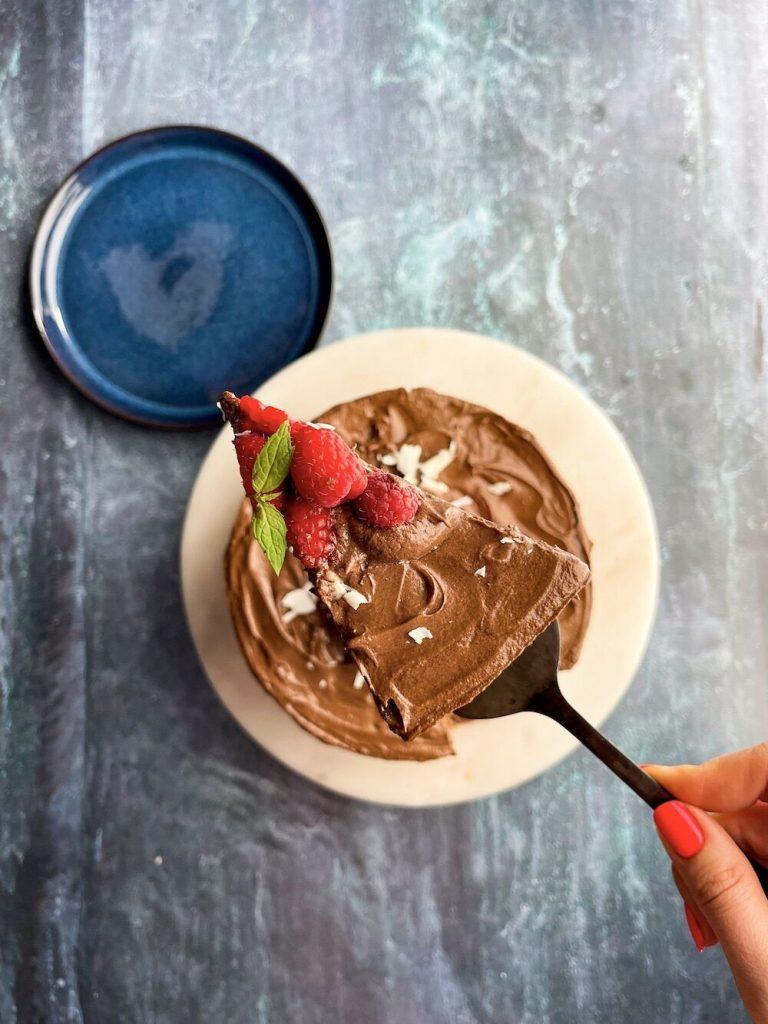 Dobbel browniekake – vegansk og glutenfri konfektkake – ferdig kake skjaert bit av ovenfra liten