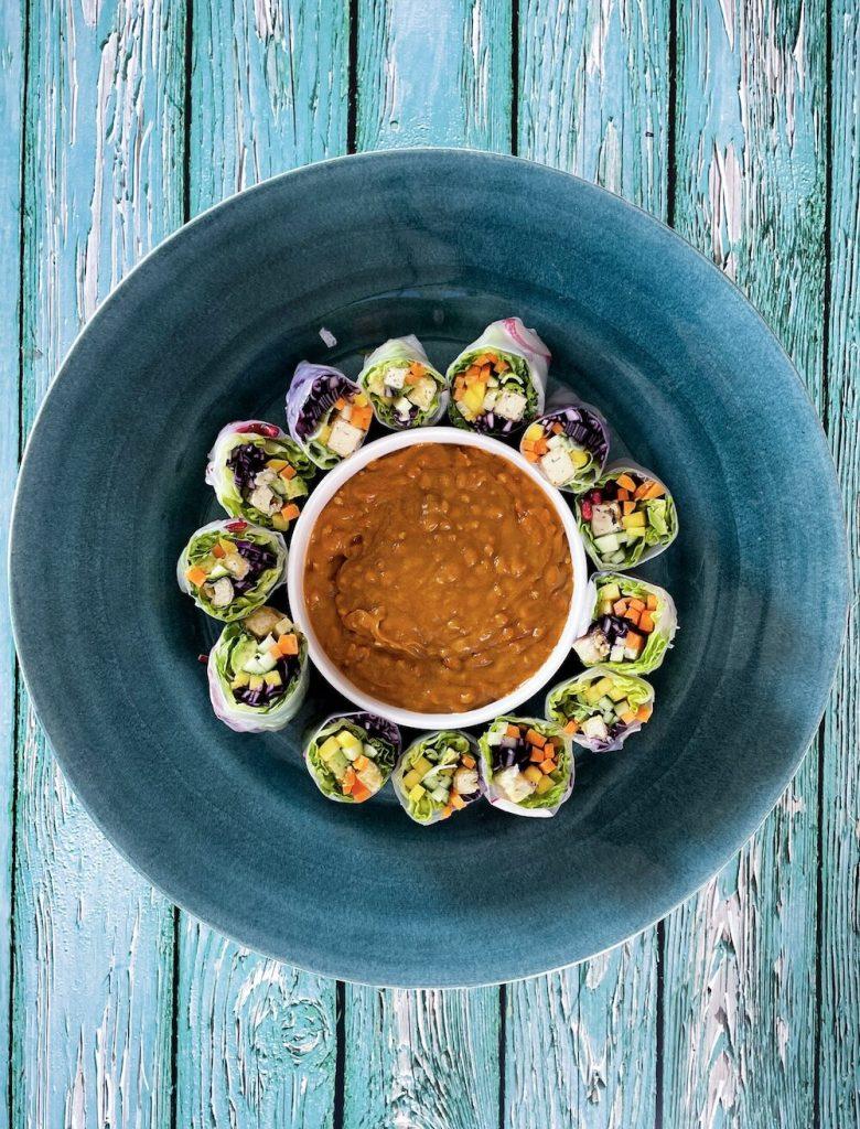 Sommerruller – barnas grønnsaksfavoritt – fat med ruller og peanutsaus liten