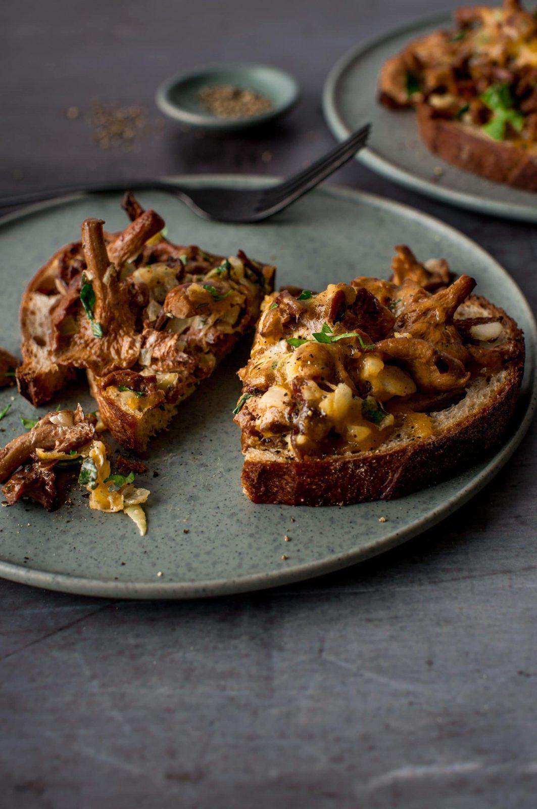Kantarelltoast – høstens kosemat – av 50. kantarelltoast med smeltet ost b