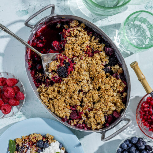 Smuldrepai til frokost med fryste bær og havregryn-mandel-topping, foto Sara Johannessen Meek